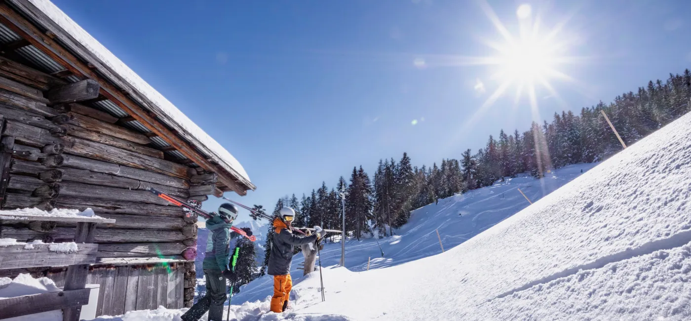 Winter Hütte mit Skifahrer