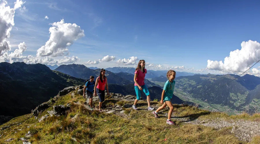 Kinder Familie Wandern Berge Zillertal 