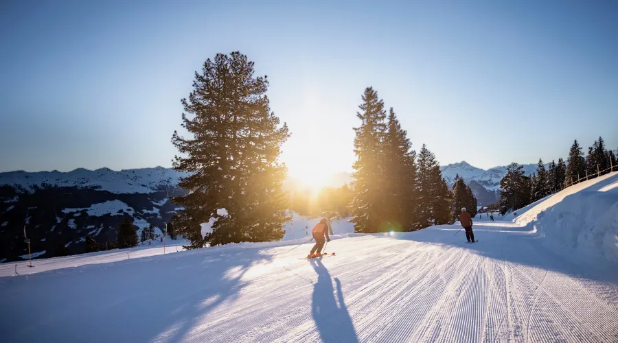 Menschen beim Skifahren, Abfahrt, Piste, Sonne Himmel, Zillertal