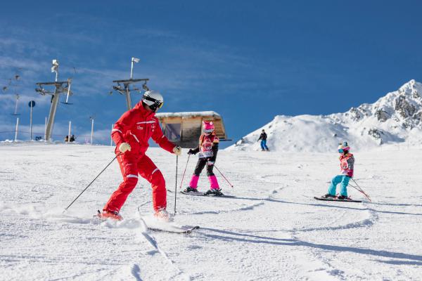 Kinder beim Schifahren, Skikurs Zillertal Winterurlaub Österreich